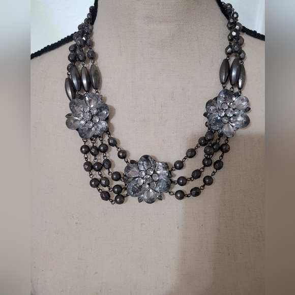 Lane Bryant Jewelry - Lane Bryant Beautiful Flower Bling Necklace Used...Bougie !!!..strand beads miss